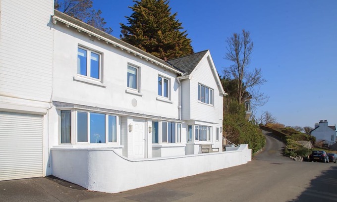 Port Erin Cottage | Craig Y Nos - a holiday cottage that sleeps 6 guests in 3 bedrooms