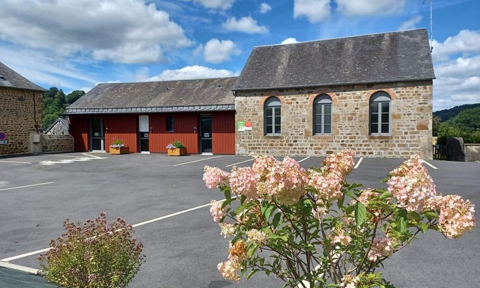 Lonlay-l'Abbaye Apartment | Accessible cottage for disabled, ideal for hikers and families