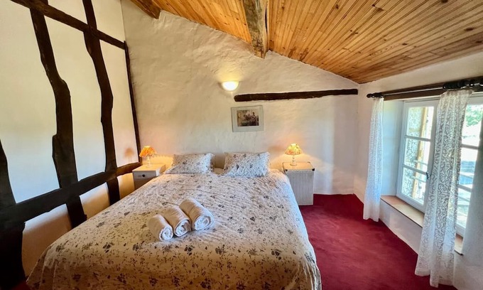 Gageac-et-Rouillac Ski Chalet | Large house with pool sleeping up to 10 people in Gageac.