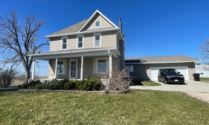 Washburn Other | Cozy Farmhouse Getaway 10 min from Lost Island and Casino