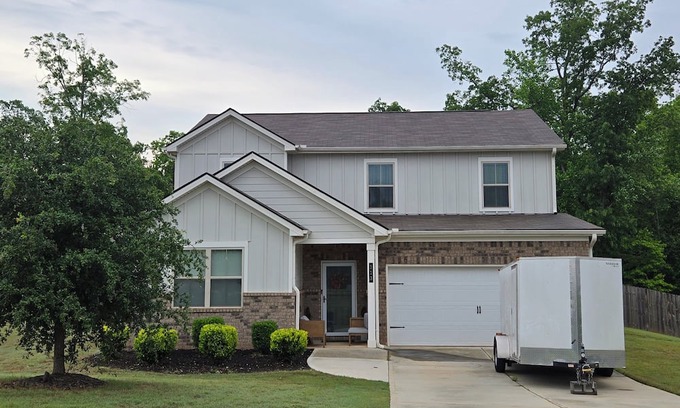 Locust Grove House | n 4-bedroom house in awesome Locust Grove with fitness room, AC, WiFi