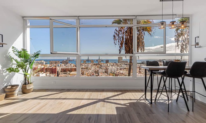 Las Palmas de Gran Canaria House | Urban Elegance View Suite Pool