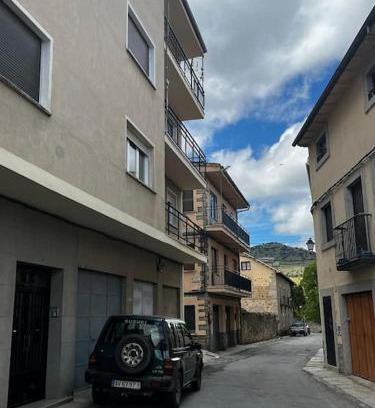 Piedrahita Apartment | Amplio, fresco y céntrico, con patio y balcón