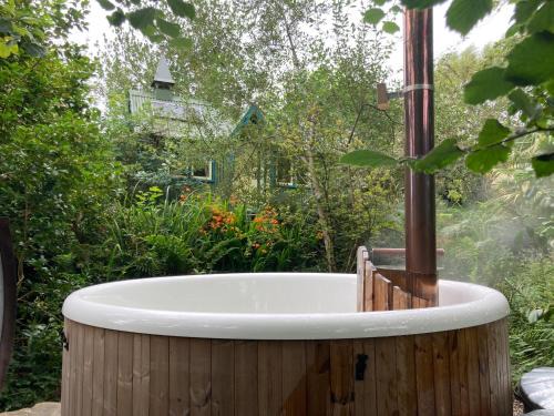 Bude Cabin | Enchanting Hand Painted Tabernacle with Hot Tub
