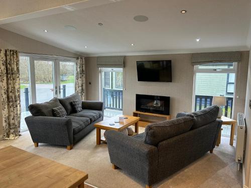 Holton Le Clay House | Luxury Lakeside Lodge 6