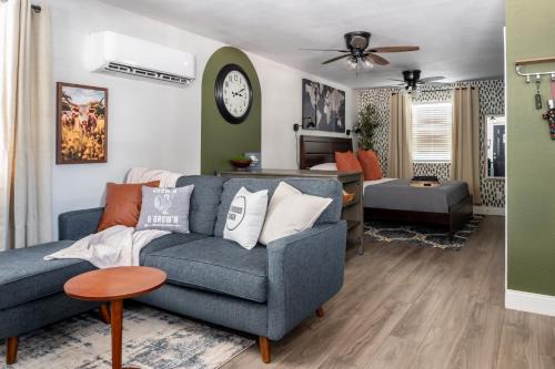 Johnson City House | Step Free Entrance-Wolfe Cottage at Wrenwood Ranch, King Bed