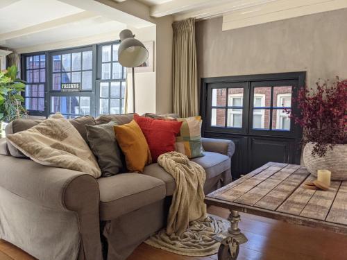 Burgwallen Nieuwe Zijde Bed & Breakfast | LaneStay DamSquare